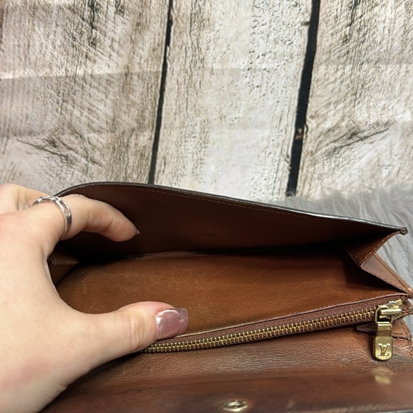 LOUIS VUITTON - Sarah Long Wallet - Picture 8 of 11